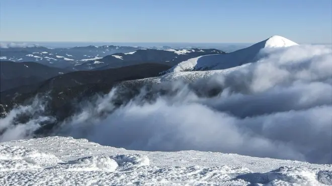 Лавинна небезпека спричинена хуртовиною та снігопадами