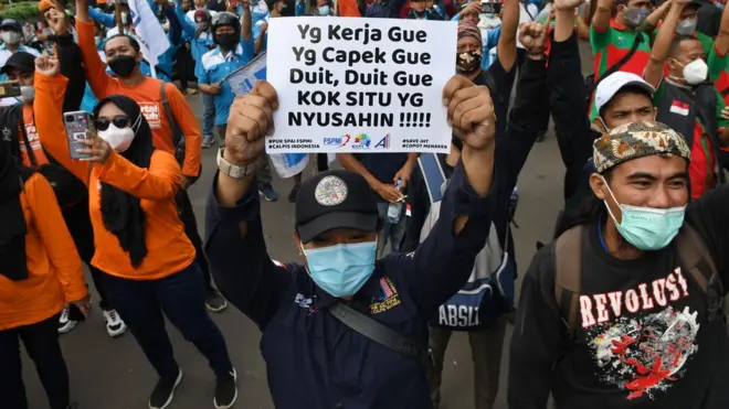 Ribuan buruh berdemonstrasi di depan kantor Kementerian Ketenagakerjaan (Kemenaker) dan BPJS Ketenagakerjaan, menentang peraturan baru tentang JHT.
