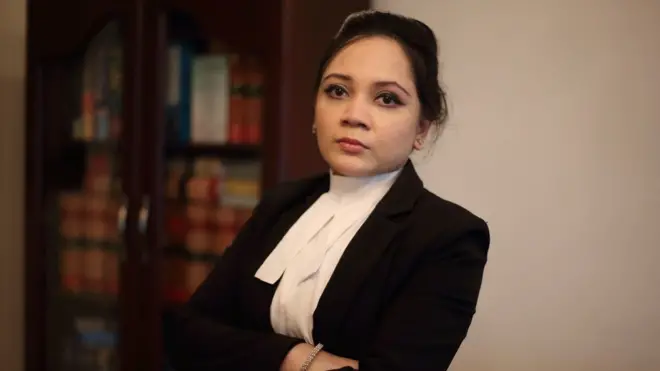 Shagufta Ahmed vestida para la corte.