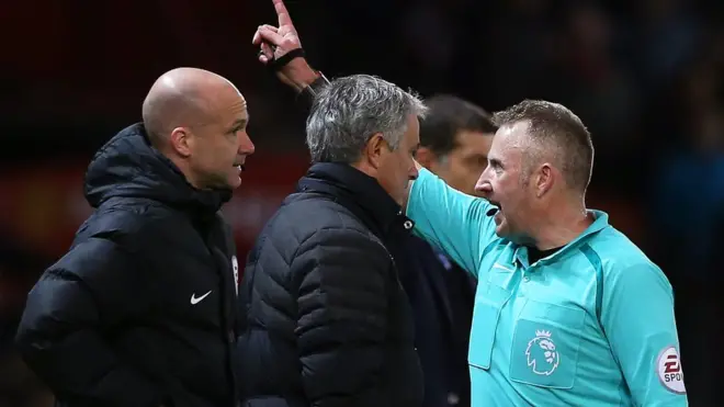 Wasit Jon Moss mengusir Jose Mourinho ke luar dari lapangan, yang kedua kalinya bagi manajer asal Portugal ini dalam waktu satu bulan belakangan.