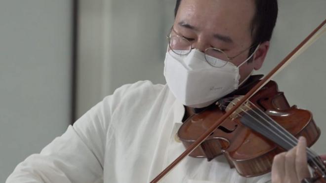 韓國小提琴手元亨俊在醫院為新冠病人表演