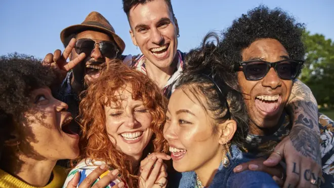 La selección natural ha favorecido la evolución de nuestra especie como seres amables y sociables.