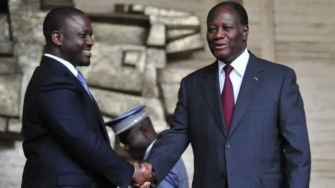 Poignée de main entre le Président de la Côte d'Ivoire et le Président de l'Assemblée nationale