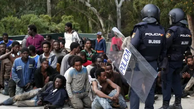 الشرطة الإسبانية تحيط بمهاجرين أفارقة في مدينة سبتة