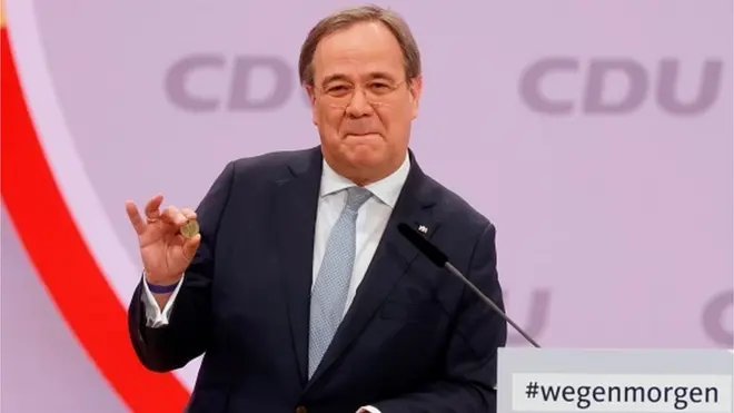 Під час промови на віртуальному з'їзді Армін Лашет продемонстрував монетку "на щастя", подаровану батьком