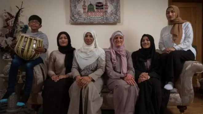 Katie Freeman, tengah, didandani sebagai perempuan Muslim dengan wajah diwarnai menjadi coklat.