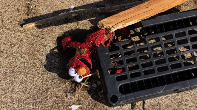 دمية إلمو بين الأنقاض