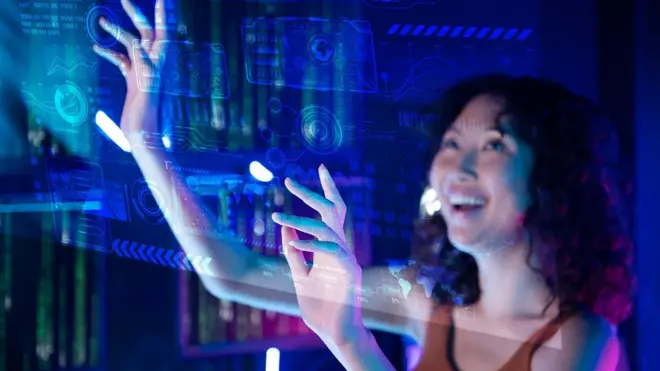 Une jeune fille joue avec des images sur un écran