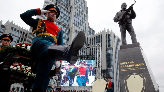 พิธีเปิดอนุสาวรีย์ "มิคาอิล คาลาชนิคอฟ" ที่จัดขึ้นอย่างยิ่งใหญ่เมื่อไม่กี่วันก่อน