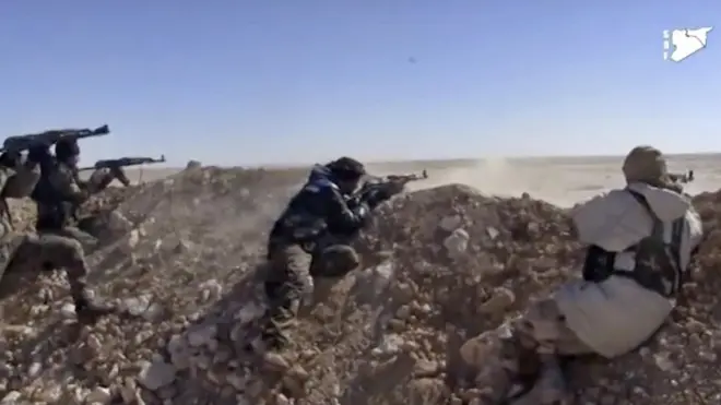 Bu fotoğraf Suriye Demokratik Güçlerinin Rakka'nın doğusunda bugün yürüttüğü çatışmalar sırasında çekilen bir videodan alındı