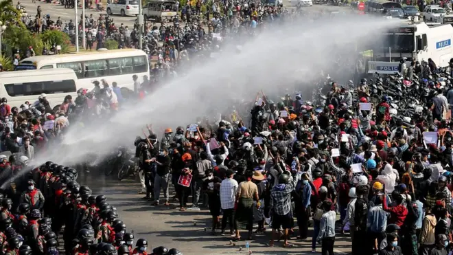 시위대에 군부는 물대포로 대응했다