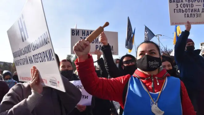 У багатьох містах пройшли протести проти карантину вихідного дня