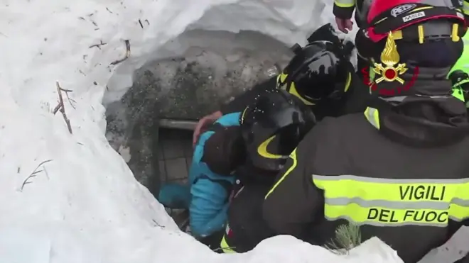 Un niño y una mujer fueron rescatados con vida.
