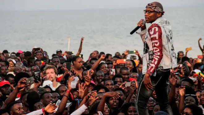 Master KG, se produisant ici au Malawi, était à l'origine de Jerusalema, l'un des succès viraux de 2020