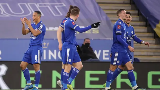 احتفال يوري تيلمانز من ليستر سيتي بعد تسجيله الهدف الثاني ضد مانشستر يونايتد