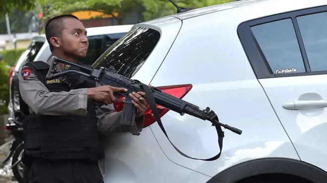 Senapan laras panjang jenis AK 101 merupakan kelengkapan tugas personel Brimob ketika melakukan pengamanan.