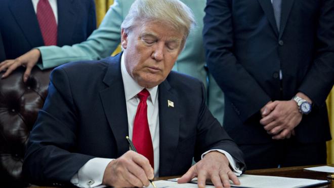 Donald Trump ao assinar a ordem executiva