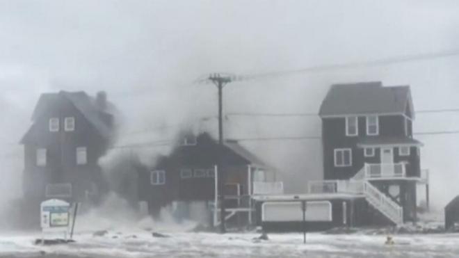 Волна накрывет дом в Массачусетсе