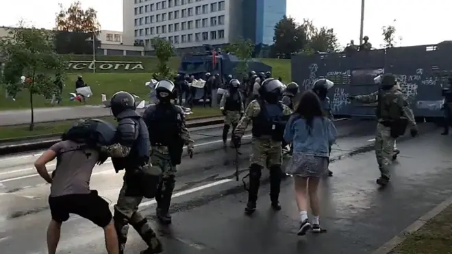 Задержания у дворца Независимости в Минске начались после окончания "Марша единства".