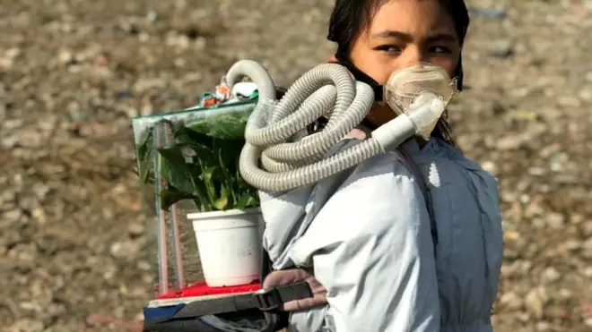 리시프리야가 자신이 만든 미래생존키트 '스키푸'를 쓰고 인도의 나쁜 공기질 개선을 위한 시위를 벌이고 있다