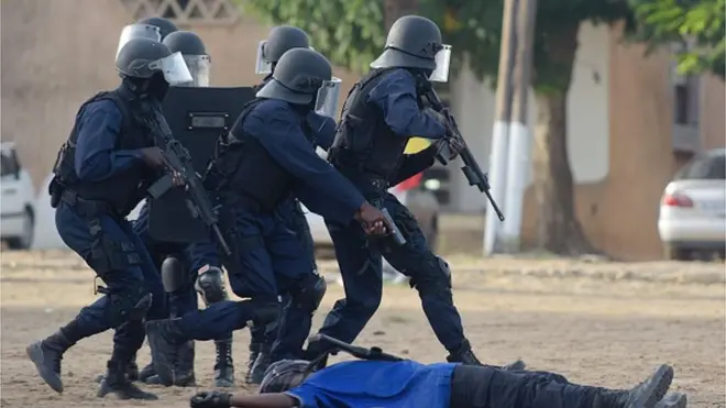 Police sénégalaise durant la formation avec les instructeurs français