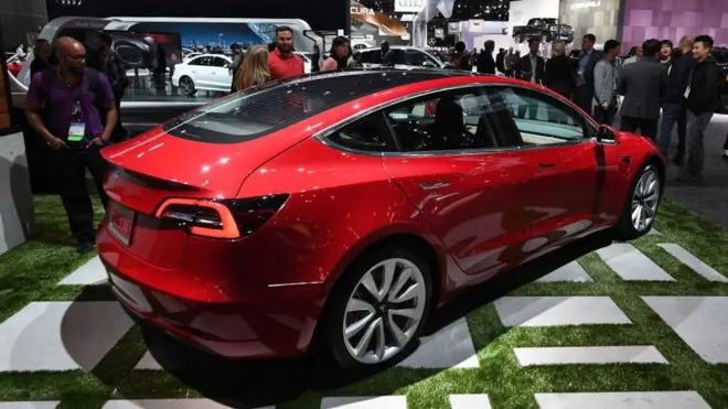 Електромобіль Tesla Model 3 на автошоу в Лос-Анджелесі