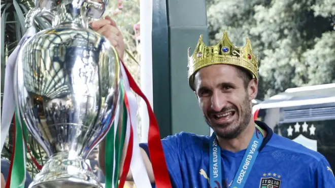36-летний капитан итальянской сборной Джоджо Кьеллини надел корону, вернувшись в Рим после победы