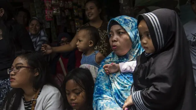 Menjelang pelaksanaan putaran kedua pilkada DKI Jakarta, ditemukan ujaran kebencian di media sosial yang menghasut tindakan kekerasan dan diskriminasi pada perempuan.