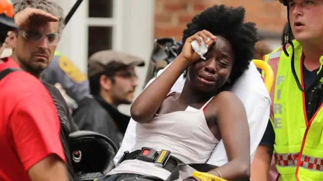 Una persona herida después de que un auto atropellara a varias personas que se habían movilizado hasta Charlottesville.