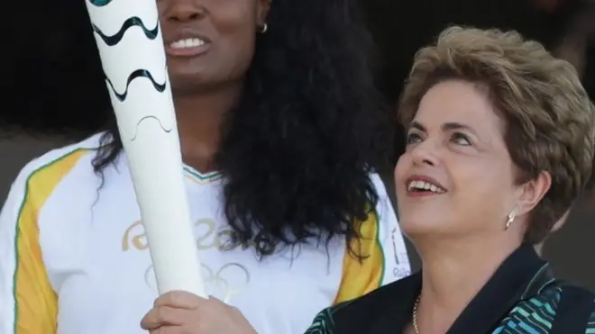 Дилма Русеф зажгла Олимпийский огонь, когда он прибыл в Бразилию в мае