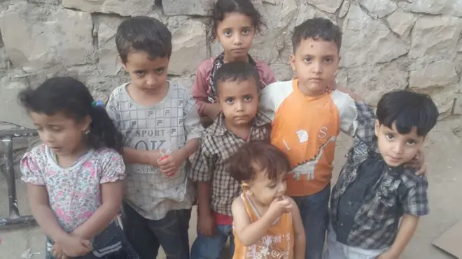 الأطفال الضحايا من اليسار: إيمان، إبراهيم، منى، يعقوب، زكريا، إسحق، وإسماعيل يتقدمهم في المنتصف