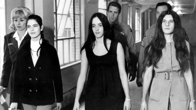 Трьох жінок-послідовниць судили разом з Менсоном: (зліва направо) Леслі Ван Гутен, Сюзен Аткінс і Патрісія Кренвінкель