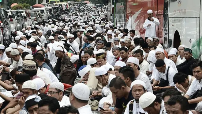 Salat Jumat di luar masjid karena terlalu penuh, terjadi pada demonstrasi 4 November kemarin.