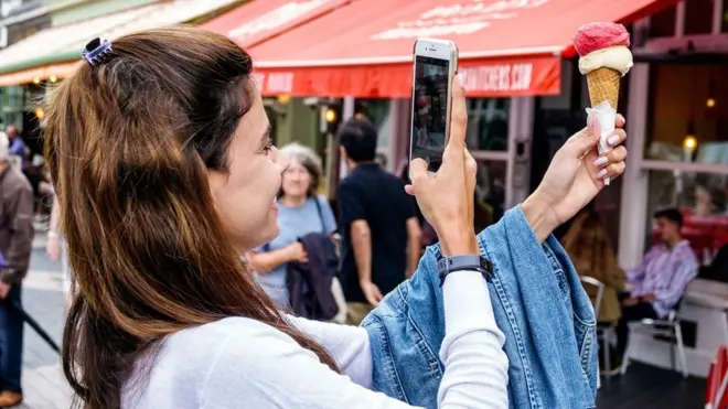 Perempuan memotret es krim