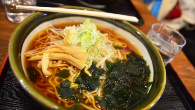 Рамэн - популярный в Японии суп с пшеничной лапшой на наваристом мясном или рыбном бульоне