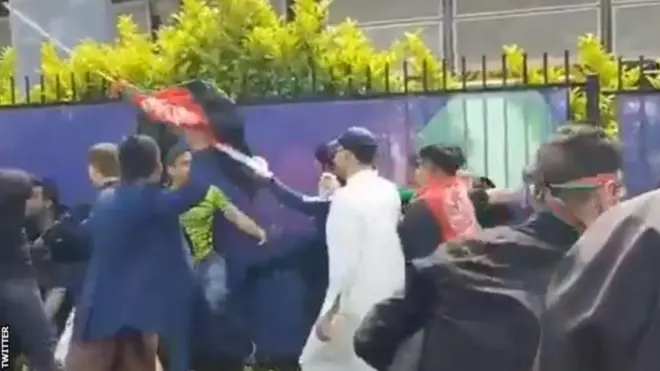 سوشل میڈیا پر جاری ہونے والی ویڈیوز میں مداحوں کو گراؤنڈ کے باہر ایک دوسرے سے الجھتے ہوئے دیکھا جا سکتا ہے۔