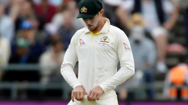 بینکروفٹ نے پیلے رنگ کی ٹیپ کو پتلون کے اندر چھپانے کی کوشش کی