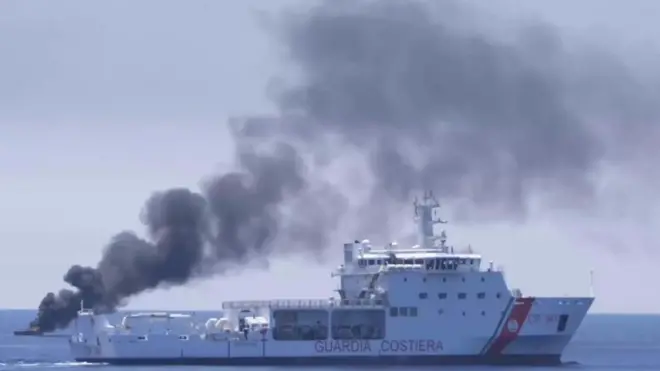 човни мігрантів горять