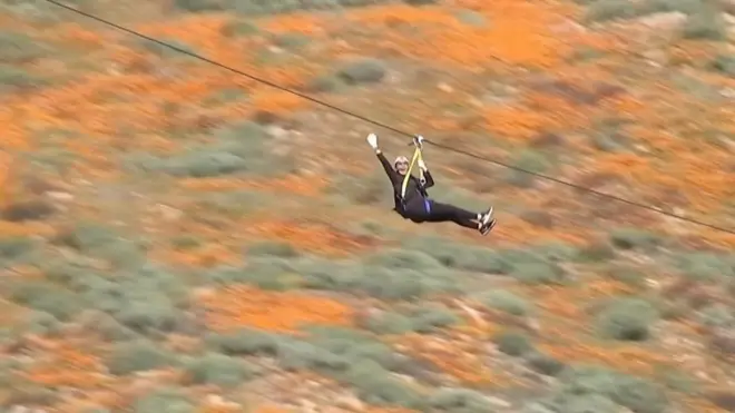 Spust sajlom nad rascvetanim poljima maka u Kaliforniji
