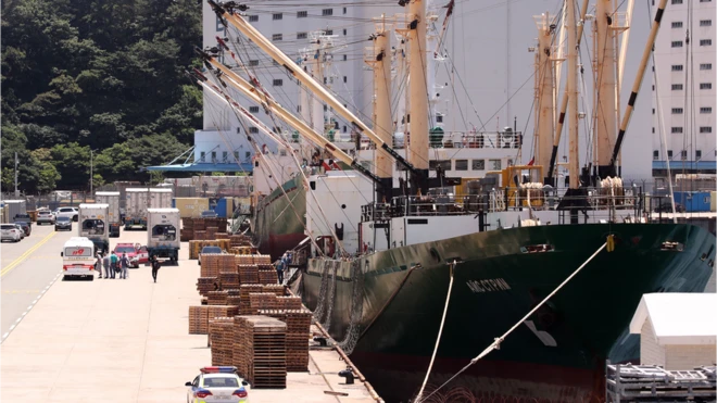 아이스스트림호에서 양성 판정을 받은 선원들이 부산의료원으로 이송되고 있다