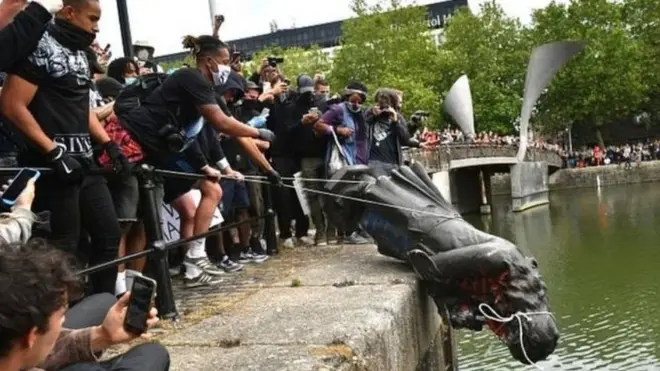 কলস্টনের মূর্তি নামিয়ে টেনে-হিঁচড়ে নদীতে ফেলে দিচ্ছেন বিক্ষোভকারীরা