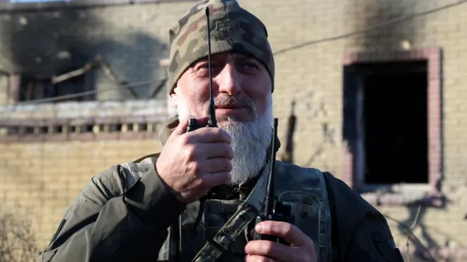 Делимханов на одной из улиц Мариуполя