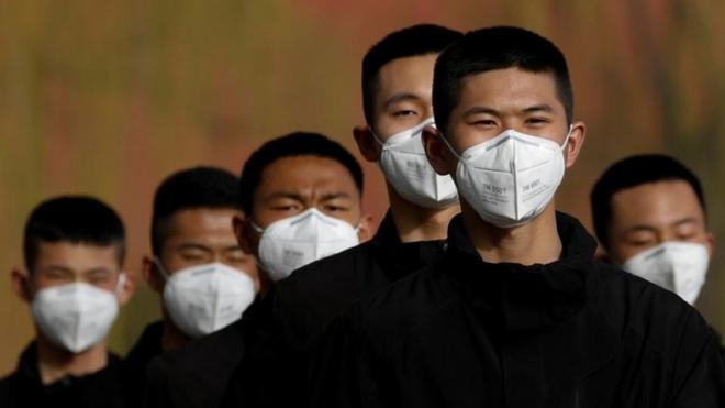 Chineses usando máscara em Pequim