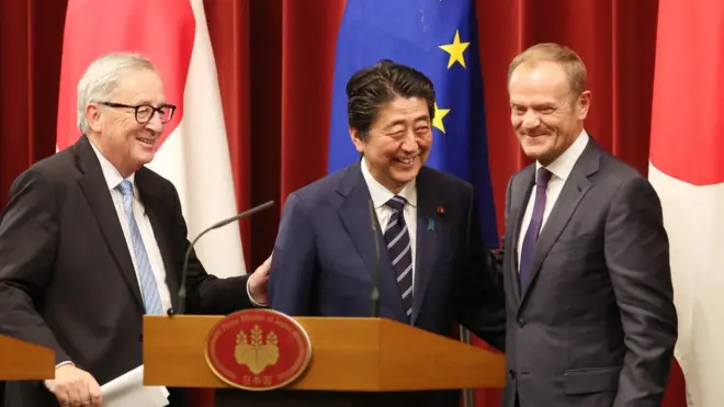 欧洲理事会主席图斯克（右）称，“在日渐黑暗的国际政坛，这是一道亮光......我肯定你明白我的意思。”