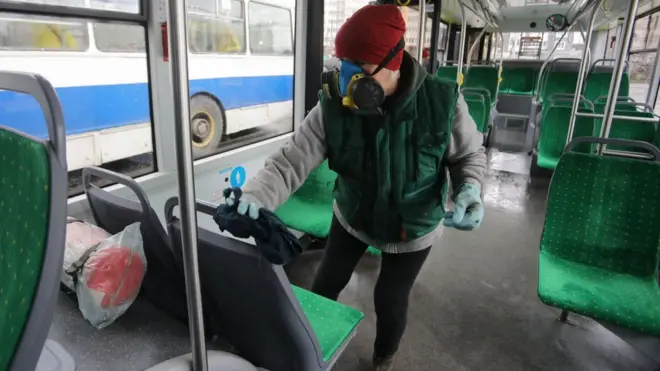 Так вже дезінфікують транспорт в іншому місті Західної України - Львові, 2 жовтня.
