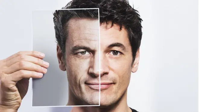 El nivel de testosterona disminuye naturalmente con la edad, a partir de los 30-40 años.