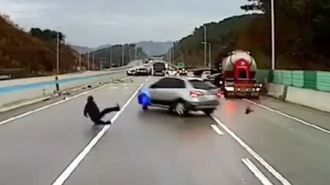 지난 15일 아침 광주-원주 고속도로 동양평 나들목 근처에서 일어난 '블랙 아이스' 도로 사고로 차량 20여 대가 연쇄 추돌했다