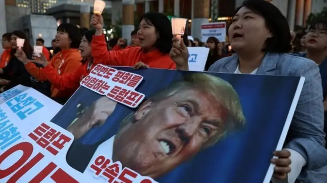 5月25日在韩国首都的美国使馆外民众示威抗议美国取消同朝鲜的峰会。