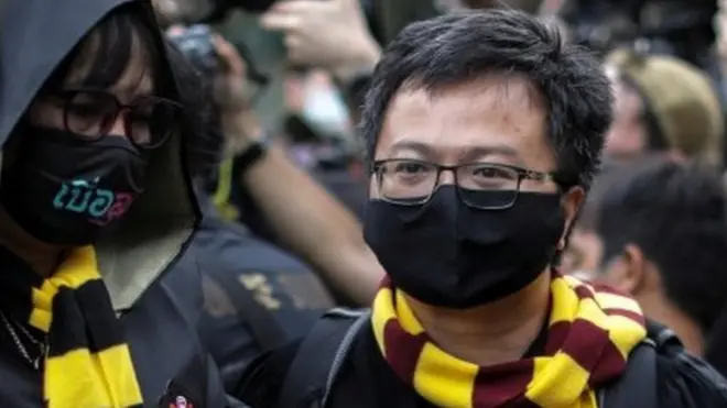 "ถ้าการต่อสู้ทางการเมืองครั้งนี้เป็นผล ทำให้สถาบันกษัตริย์อยู่เหนือการเมืองและอยู่ใต้รัฐธรรมนูญอย่างแท้จริง ดอกผลของการต่อสู้จะตกแก่คนไทยทุกคน รวมถึงคนที่ออกมาแจ้งความดำเนินคดีกับผมกลุ่มนี้ด้วย" นายอานนท์ โพสต์ข้อความทางเฟซบุ๊ก