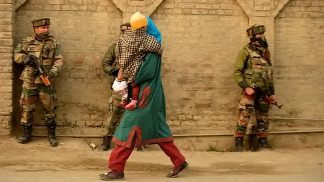 ان حالات سے کشمیری لوگ ایک عجیب سی ذہنی الجھن کا شکار ہیں اور ماہرین کے مطابق بڑی تعداد میں لوگ ذہنی امراض میں مبتلا ہوتے جارہے ہیں